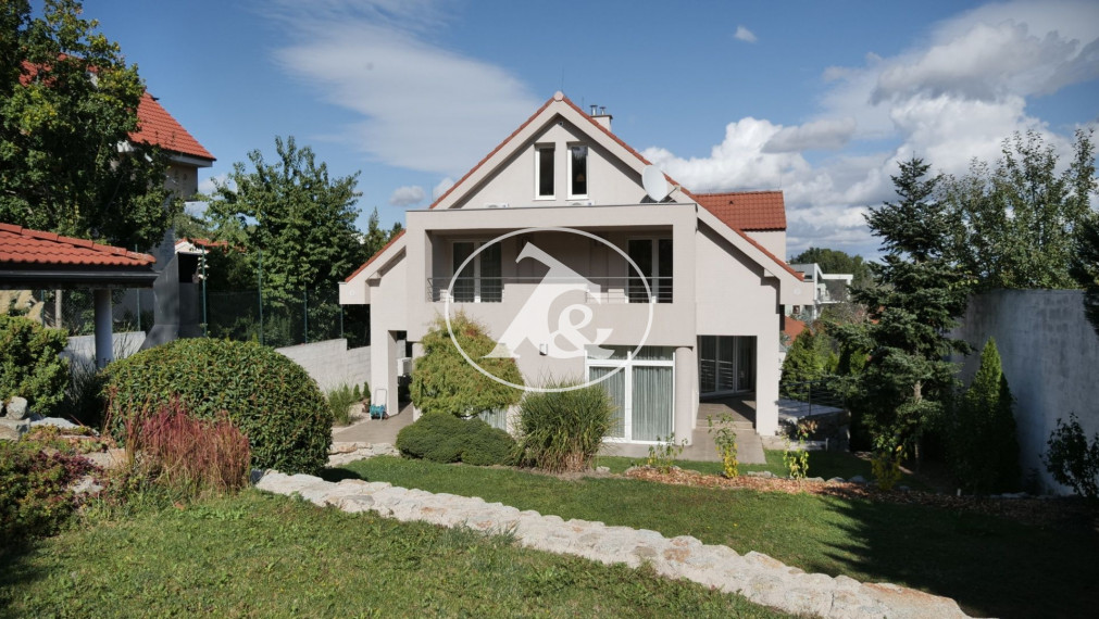 Large family house with an indoor swimming pool for sale - Bratislava - Koliba