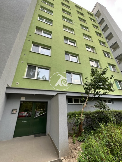 Kúpou 2i byt v Dúbravke získate aj atraktívny zelený park plný zábavy
