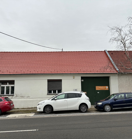 Šarmantný starší dom v Dolných Orešanoch- unikátna príležitosť na kúpu