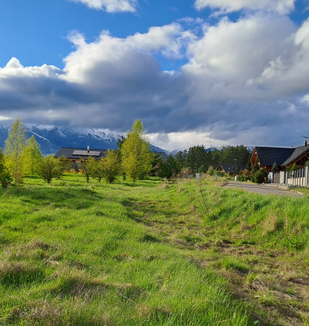 ATRAKTÍVNY POZEMOK S PRIAMYM VSTUPOM NA GOLFOVÉ IHRISKO, NÁDHERNÉ VÝHĽADY NA PANORÁMU VYSOKÝCH TATIER, KRÁĽOVU HOLU